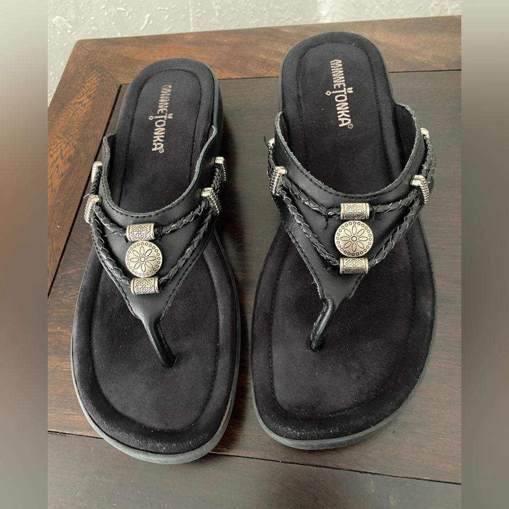 Minnetonka Silverthrone Black Leather Sandals 8